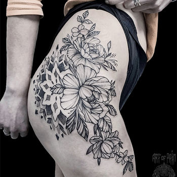 Татуировка женская графика и орнаментал на бедре мандала и цветы