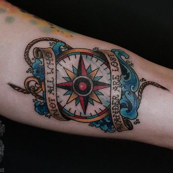 Татуировка женская олд скул на руке компас