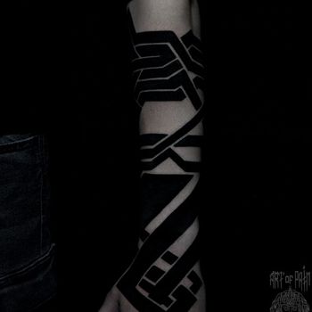 Татуировка мужская графика на предплечье узор blackwork