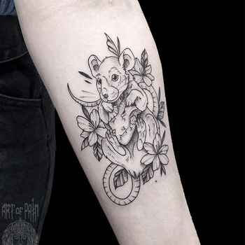 Татуировка женская графика на предплечье крыса в цветах