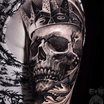 Татуировка мужская реализм на плече череп в короне