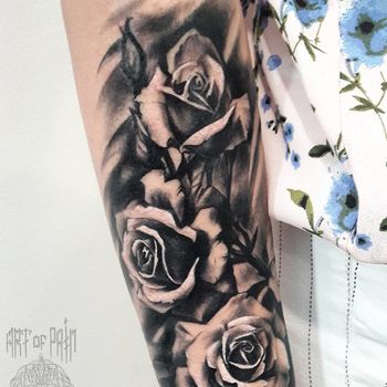 Татуировка женская на предплечье реализм 3 розы