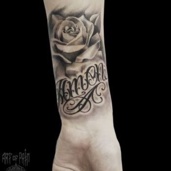 Татуировка женская чикано на предплечье роза и надпись