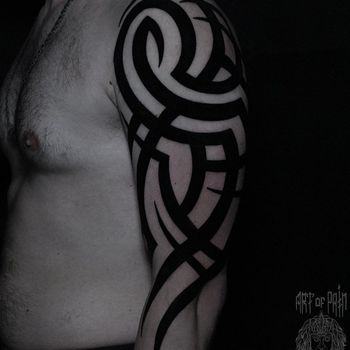 Татуировка мужская графика на плече узор