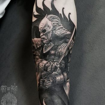 Татуировка мужская black&grey на предплечье самурай