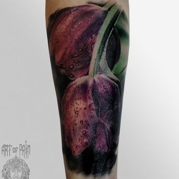 Татуировка женская реализм на предплечье тюльпаны
