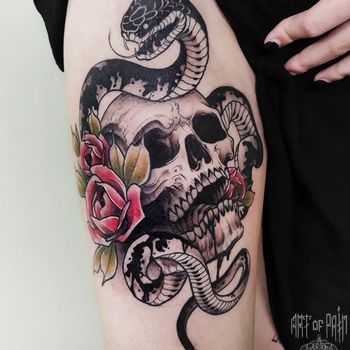 Татуировка женская нью-скул на бедре череп и змея