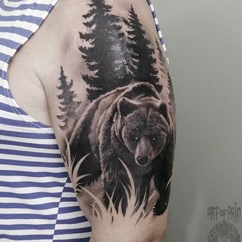 Татуировка мужская реализм на плече медведь в лесу