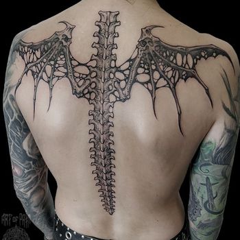 Татуировка женская графика на спине скелет