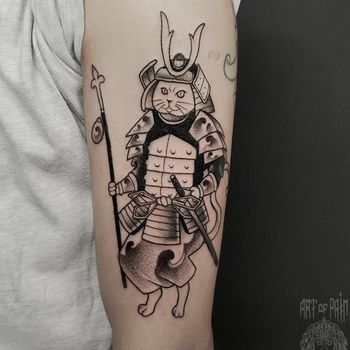 Татуировка мужская япония на плече кот-самурай