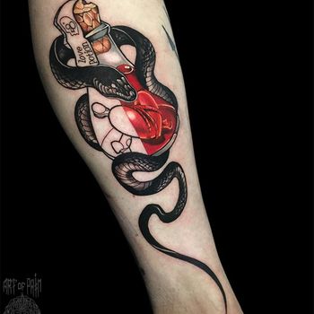 Татуировка женская нью-скул на голени змея и яд