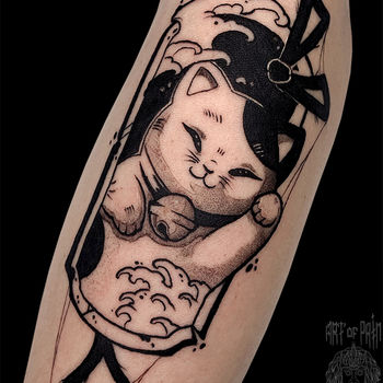 Татуировка женская графика на предплечье японский кот