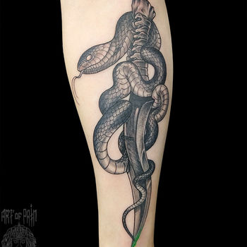 Татуировка женская нью скул на предплечье змея и нож