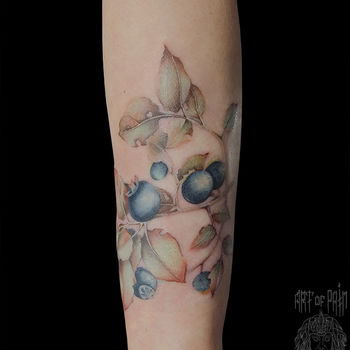 Татуировка женская реализм на предплечье ягоды голубики