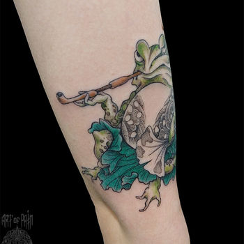 Татуировка женская графика на руке жаб с трубкой