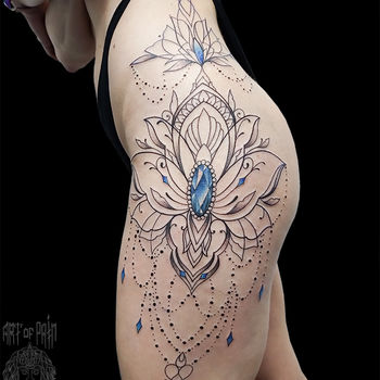 Татуировка женская графика на бедре узор и голубой камень