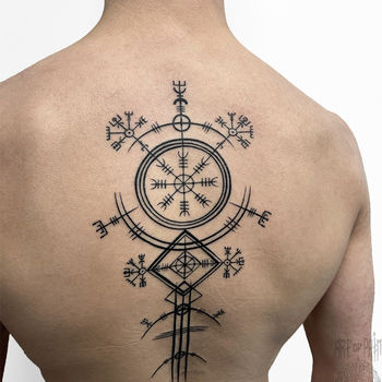 Татуировка мужская графика на спине орнамент