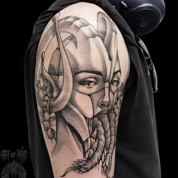 Татуировка мужская графика на плече девушка