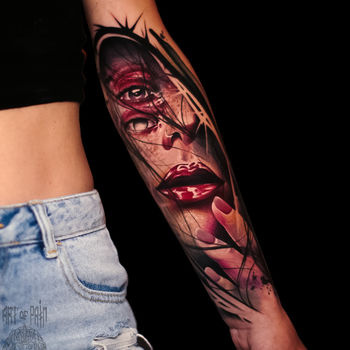 Татуировка женская хоррор на предплечье демон