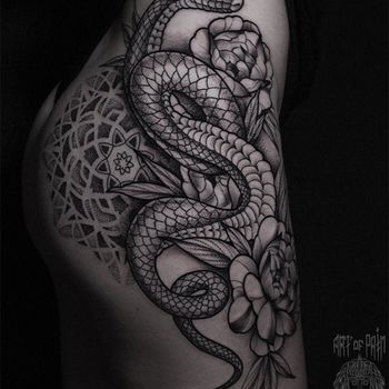 Татуировка женская графика на бедре змея и мандала
