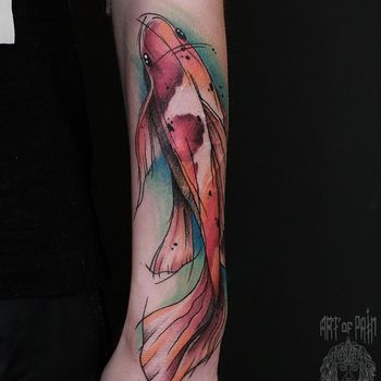 Татуировка женская акварель на предплечье рыбка