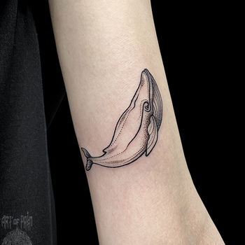 Татуировка женская графика на руке кит