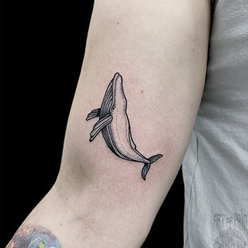Татуировка мужская графика на руке кит