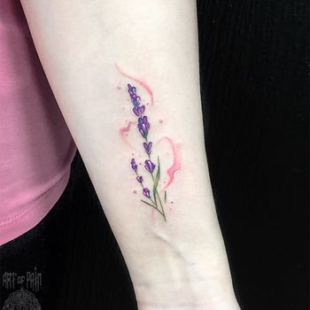 Татуировка женская акварель на предплечье цветы лаванды