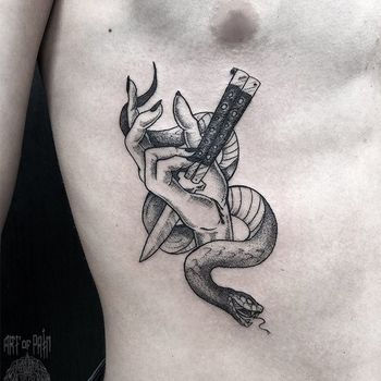 Татуировка мужская графика на боку рука, нож, змея