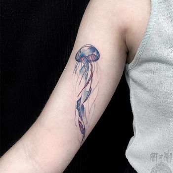 Татуировка женская графика на руке медуза