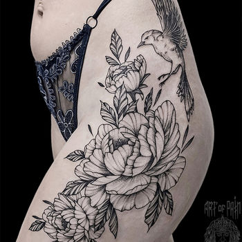 Татуировка женская графика на бедре цветы и птица