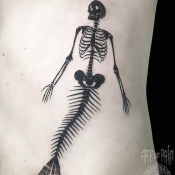 Татуировка мужская графика на боку скелет русалки