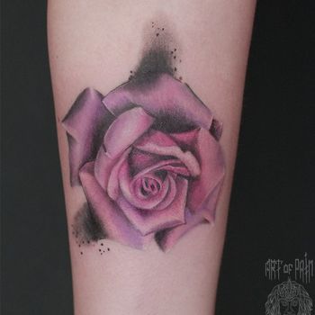 Татуировка женская реализм на предплечье фиолетовая роза