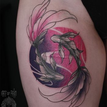 Татуировка женская графика на бедре две рыбки