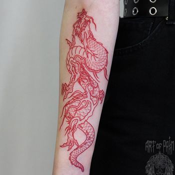 Татуировка женская япония на предплечье красный дракон