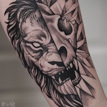 Татуировка мужская графика на предплечье лев с черепом