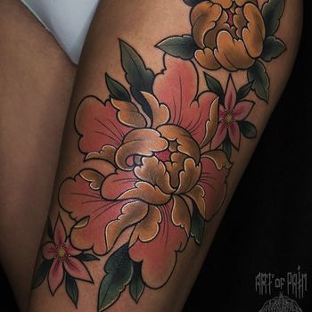 Татуировка женская япония на бедре пионы