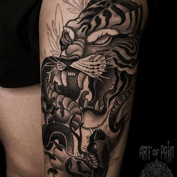 Татуировка мужская япония на бедре тигр и змея