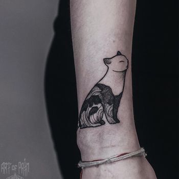 Татуировка женская графика на запястье котик