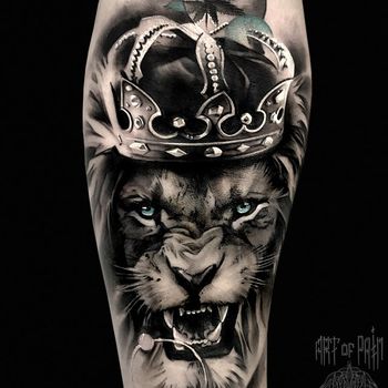 Татуировка мужская black&grey на голени лев с короной