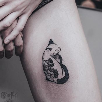 Татуировка женская графика на бедре котик