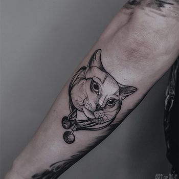 Татуировка мужская графика на предплечье котик