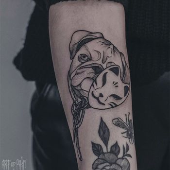 Татуировка женская графика на предплечье собака с маской
