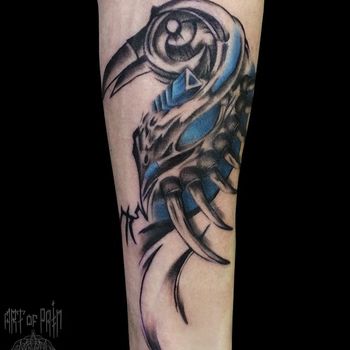 Татуировка мужская black&grey на предплечье птица