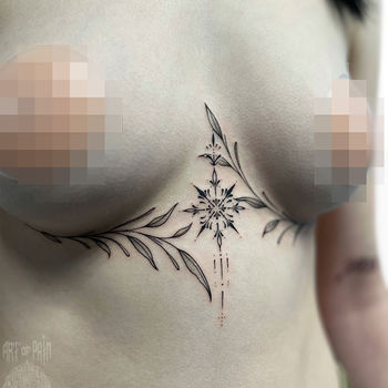 Татуировка женская графика под грудью узор