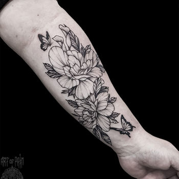 Татуировка женская графика на предплечье цветы и бабочки