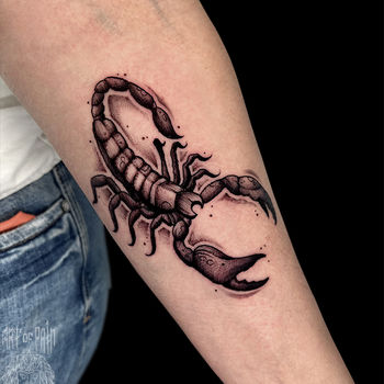 Татуировка женская графика на предплечье скорпион