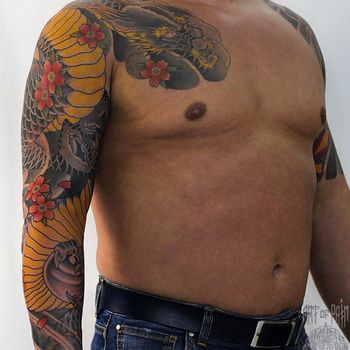 Татуировка мужская япония тату-рукав дракон и цветы красные