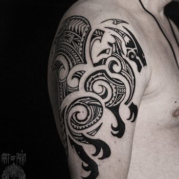 Татуировка мужская полинезия на плече дракон