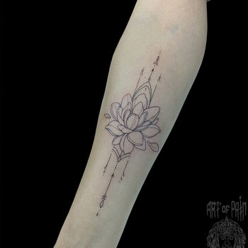 Татуировка женская графика на предплечье цветок-узор